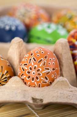 Grup Boyalı Paskalya yumurta karton yumurta-kutu, Easter egg hunt kutlama, kağıt kutusunda hafif kahverengi ahşap arka plan üzerinde renkli natürmort