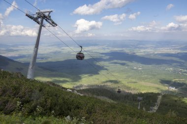 Skalnate pleso, yüksek Tatra Dağları / Slovakya - 6 Temmuz 2017: teleferik Tatranska Lomnica köyden gelen turistler de yaz sezonu boyunca getiren Skalnate pleso İstasyonu