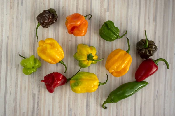 Gruppe Von Paprika Habanero Verschiedene Farben Auf Holztisch Mexikanische Küche — Stockfoto