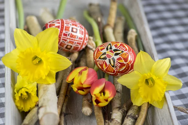 Huevos Pascua Pintados Mano Ramas Abedul Bandeja Madera Gris Huevos — Foto de Stock