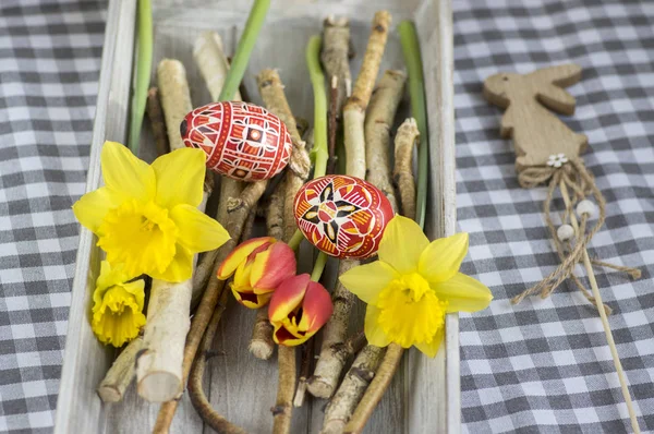 Uova Pasqua Dipinte Mano Fatte Casa Rami Betulla Vassoio Legno — Foto Stock