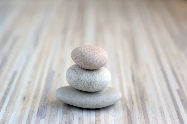 Cairn Piedra Sobre Fondo Gris Rayado Blanco Torre Tres Piedras — Foto de Stock