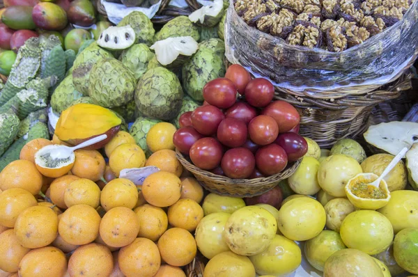 Olika Frukter Fruktmarknaden Funchal Många Typer Passionsfrukt Priser — Stockfoto