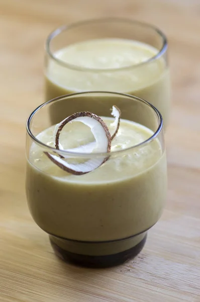 Ananas Smoothie Mit Bananen Haferflocken Und Kokosmilch Dekoriert Mit Kokoschips — Stockfoto