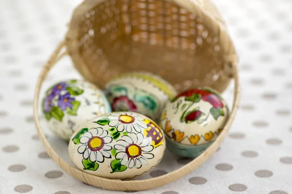 Grupo Huevos Pascua Pintados Cera Derramados Canastas Mimbre Marrón Claro — Foto de Stock