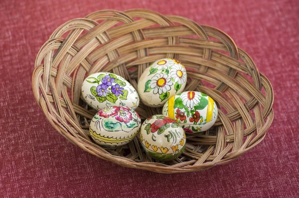 Uova Pasqua Dipinte Rosso Arancione Cesto Vimini Marrone Nature Morte — Foto Stock