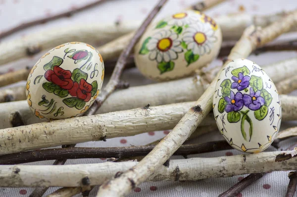 自制手工彩绘复活节彩蛋在桦树树枝上灰色木托盘 传统的 Hnadcraft 节日装饰 — 图库照片