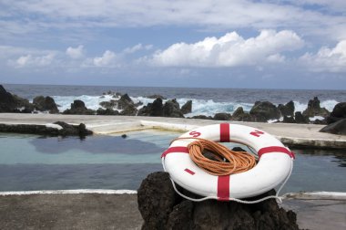 Lav havuzu yüzme havuzu kompleksi, Porto Moniz, Madeira, Portekiz, kırmızı ve beyaz yüzük kurtarmak