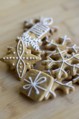 Yaz, tatil için ortak lezzetli tatlılar, çeşitli şekiller - ahşap tepsi üzerinde düzenlenen geleneksel Noel gingerbreads boyalı kar taneleri, mevcut ve yıldız