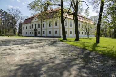 Bahar süre boyunca Parkı ile Chotebor tarihi chateau