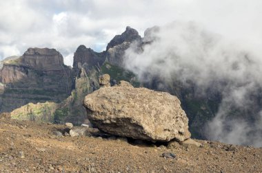 Pico Arieiro hiking trail, şaşırtıcı sihirli manzara inanılmaz hit, kayalar ve sis, kayaların arasındaki vadi görünümünü yapmak