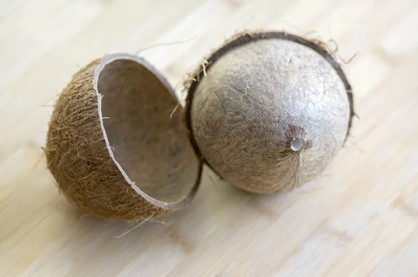 Noix Coco Complète Avec Coquilles Noix Sur Table Bambo Bois — Photo