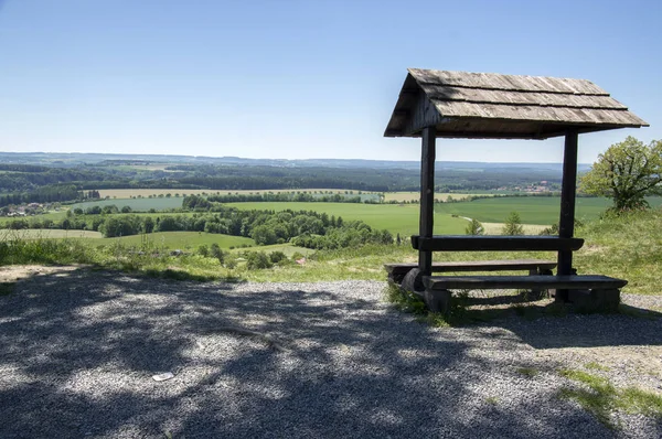 Romantyczny Turystów Drewniane Schronisko Siedzenia Stolik Punkt Widokowy Piękny Krajobraz — Zdjęcie stockowe