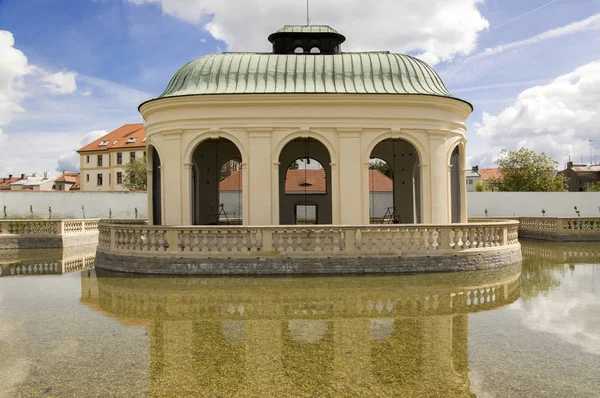 Bloementuinen Franse Stijl Birdwatching Gebouw Kromeriz Tsjechië Europa Zware Wolken — Stockfoto