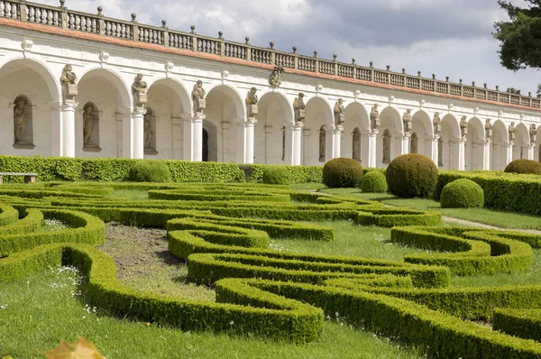 花の庭園でフランス スタイルと列柱クロメルジーシュ チェコ共和国 ヨーロッパの建物 — ストック写真