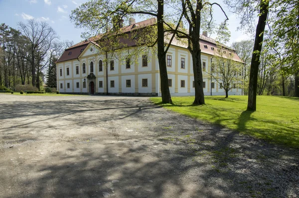 霍捷博尔历史悠久的城堡与公共公园在春季时间 — 图库照片