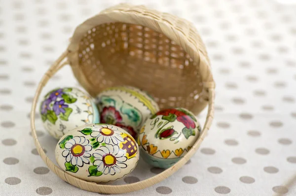 Grupo Huevos Pascua Pintados Cera Derramados Canastas Mimbre Marrón Claro — Foto de Stock