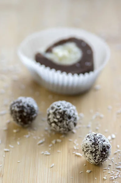 Bolas Coco Chocolate Roulade Decorado Con Coco Rallado Mesa Bambú — Foto de Stock