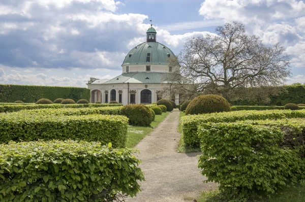 法国风格的花卉花园和克罗麦里兹 捷克共和国 欧洲的圆形大厅建筑 — 图库照片