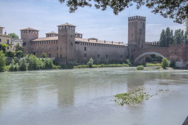 Castelvecchio'yu köprü Veron Adige Nehri, tarihi yeri, mavi gökyüzü ve su yansımalar Bridge'de güçlendirilmiş