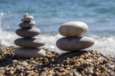 Taş ve çakıl yığını, uyum ve denge, iki sahil üzerinde cairns taş