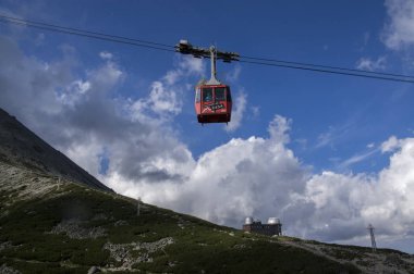Lomnicky stit, yüksek Tatra Dağları / Slovakya - 6 Temmuz 2017: hava Asansör istasyonu Skalnate pleso gelen turistlere Dağı Lomnicky stit, kırmızı kabin teleferik dolu şaşırtıcı