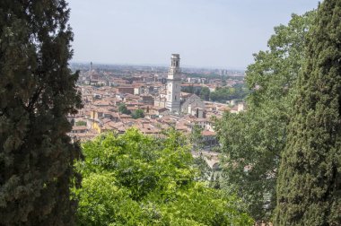 Panoramik şehir Castel San Pietro, yaz sezonu Verona şehir ünlü İtalyan Turizm hedef