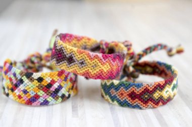 Üç basit el yapımı ev yapımı doğal dokuma dostluk bilezik açık ahşap renkli, gökkuşağı renkleri, Damalı deseni
