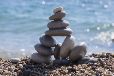 Taş ve çakıl yığını, uyum ve denge, bir büyük piramit taş cairn sahil üzerinde
