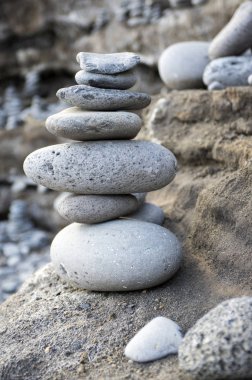Taş cairn kule, dengeli taş, kaya zen heykel, ışık gri çakıl