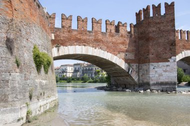 Castelvecchio'yu köprü Veron Adige Nehri, tarihi yeri, mavi gökyüzü ve su yansımalar Bridge'de güçlendirilmiş