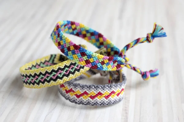 Tres Simples Pulseras Tejidas Naturales Hechas Mano Amistad Sobre Fondo — Foto de Stock