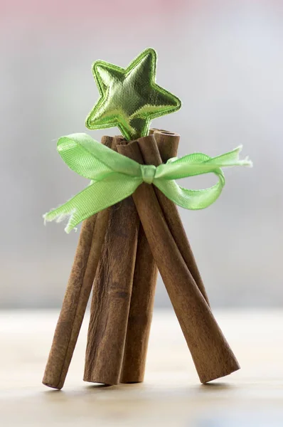 Groep Van Kaneel Gebonden Met Groene Boog Kerstboom Vorm Groene — Stockfoto