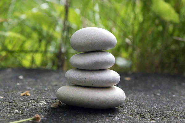 Harmonie Und Gleichgewicht Einfacher Kieselturm Gras Einfachheit Vier Steine — Stockfoto