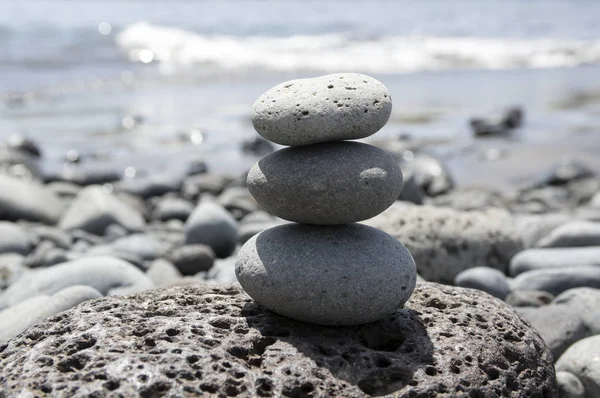 Drie Stenen Cairn Toren Madeira Zeekust Poise Stenen Rock Zen — Stockfoto