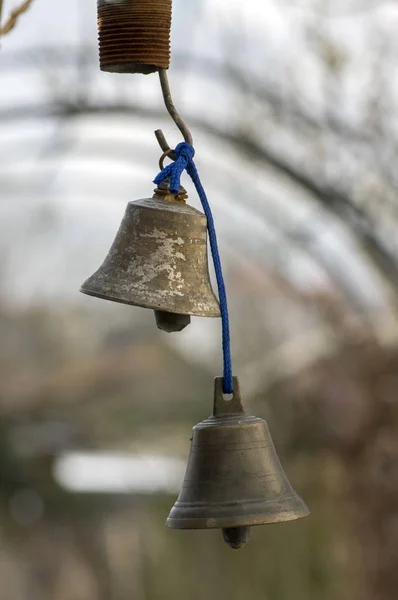 Dvě Malé Kovové Orientální Zvony Zahradě Zimní Sezóně — Stock fotografie