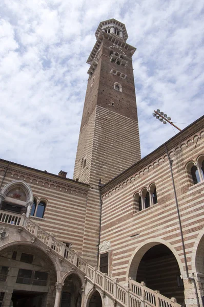 Parte Histórica Cidade Verona Palácio Del Mercato Vecchio Torre Contra — Fotografia de Stock