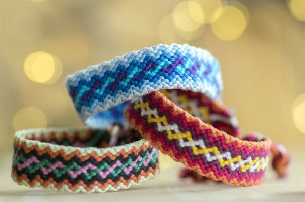 Tres Pulseras Tejidas Naturales Hechas Mano Amistad Luces Mágicas Navidad — Foto de Stock