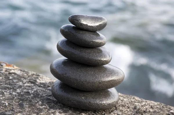 Torre Cairn Cinco Pedras Escultura Zen Rocha Seixos Pretos Fundo — Fotografia de Stock