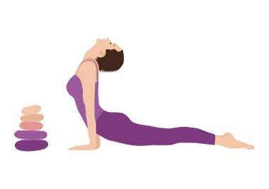 Meditasyon, uyum ve denge, pratik yoga, Bhudzangasana kobra poz, beş çakıl taşları ile taş cairn kısa kahverengi saçlı kadın