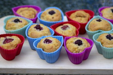 Çikolata, böğürtlen, çilek, fındık ve kuru üzüm Silikon kalıplar ahşap mat, çeşitli renkler, kalpleri şekilleri ile muz kekler