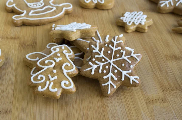 Bemalte Hellbraune Lebkuchen Weißes Zuckerguss Weihnachtsplätzchen Formen Stern Baum Pferd — Stockfoto