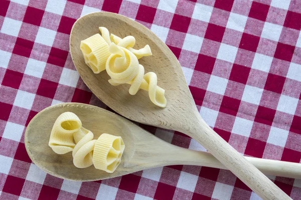 Varias Mezclas Pasta Sobre Cucharas Madera Sobre Mantel Cuadros Blanco — Foto de Stock