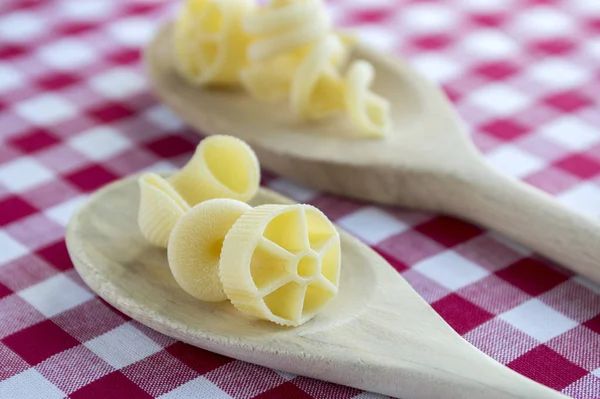 Varias Mezclas Pasta Sobre Cucharas Madera Sobre Mantel Cuadros Blanco — Foto de Stock