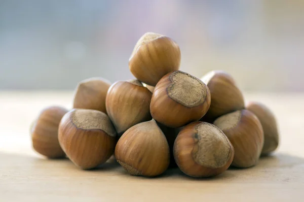 Hazel Noten Harde Shells Stapel Houten Tafel — Stockfoto