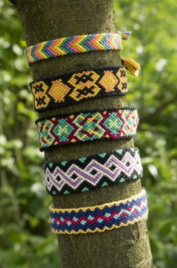 Doğal ağaç dalı, renkli dokuma dostluk bilezik, yeşil renkli, gökkuşağı renkleri, Damalı deseni, güneşli dostluk bilezik