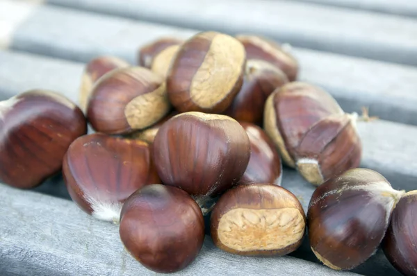 Castanhas Doces Cruas Espalhadas Uma Mesa Madeira Nozes Acastanhadas Saborosas — Fotografia de Stock