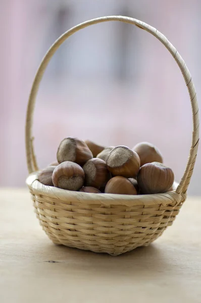 Hazelnoten Harde Shells Stapelen Kleine Rieten Mand — Stockfoto