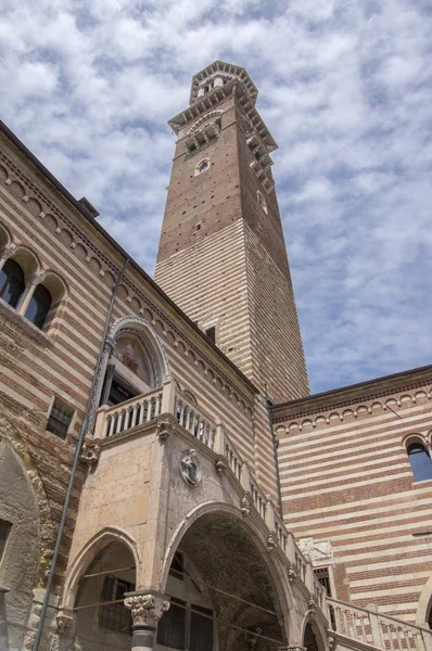 Verona Şehri Tarihi Parçası Palace Del Mercato Vecchio Kule Mavi — Stok fotoğraf
