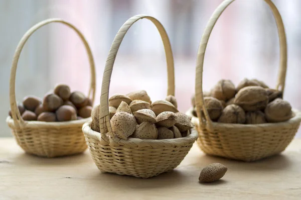 Trois Petits Paniers Osier Aux Amandes Noix Noisettes — Photo